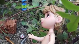 Elsa and Anna toddlers-PIRATES!- water splash and relax and swimming pool fun