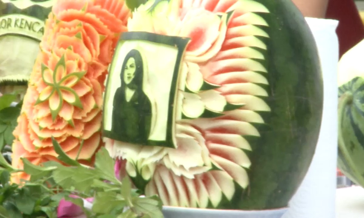 Keren! Buah-buahan Ini Diukir dan Dihias Jadi K...