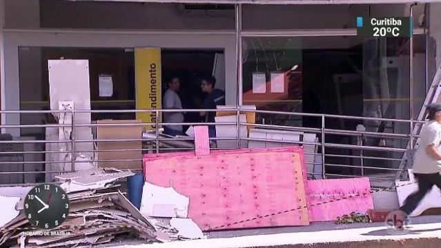 Bandidos armados com fuzis explodem caixas eletrônicos na Grande SP