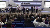 López Obrador se registra  como candidato presidencial en México