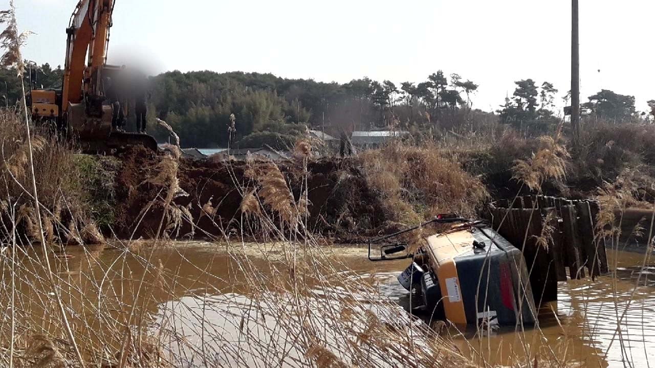 영광서 하천 정비하던 굴착기 넘어져...운전자 사망 / YTN