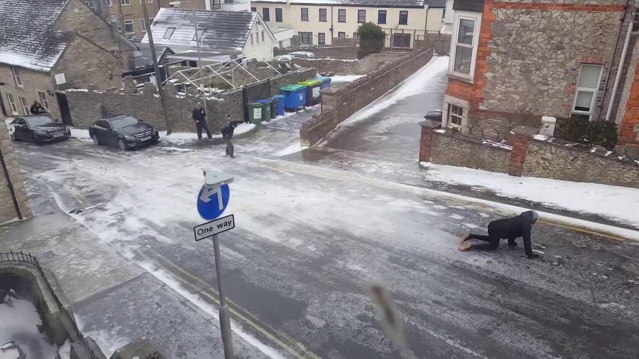 Une route impossible à monter à cause du verglas en Angleterre