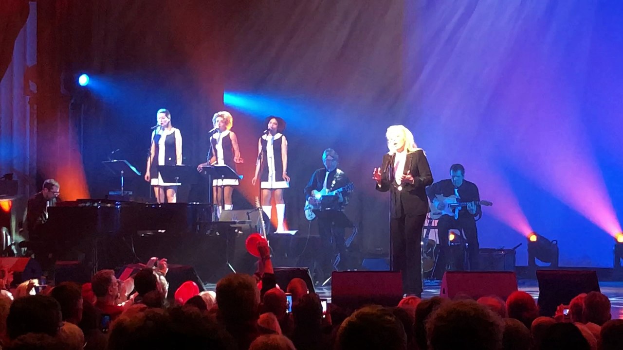 En hommage à Johnny, Sylvie Vartan interprète "Sang pour sang" la chanson écrite par David