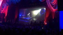 Johnny Hallyday et Sylvie Vartan chantant l'hymne à l'amour devant un public en larmes