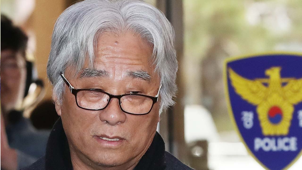 이윤택, "피해자 분들께 사죄...몇 명인지는 모르겠다" / YTN