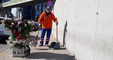 Temizlik İşçisinin Çöpte Bulduğu Çiçeklerle Süslediği Çöp Kovasını Görenler Hayran Kaldı
