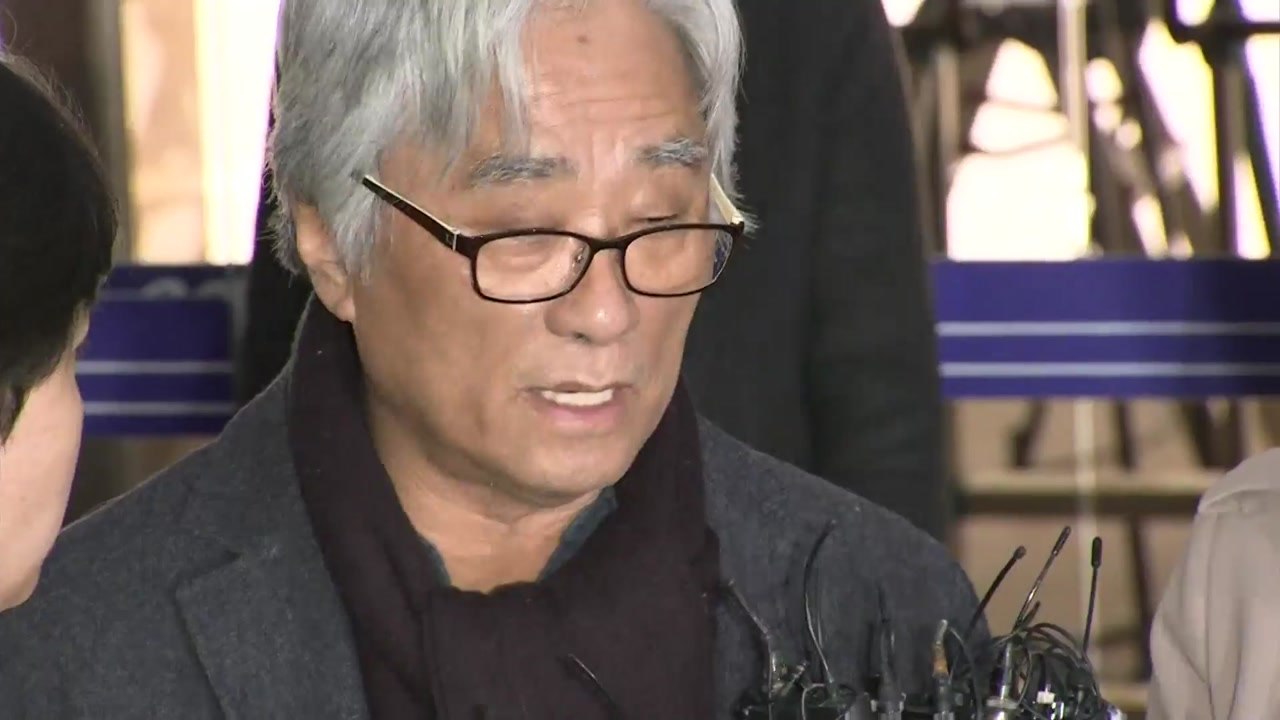 '성폭력 의혹' 이윤택 경찰 출석 조사..."피해자에 사죄" / YTN
