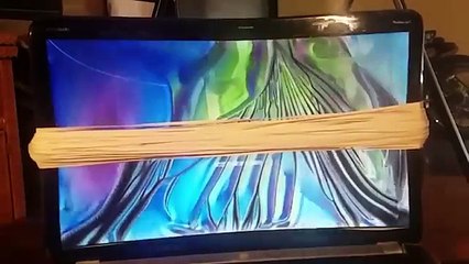 Ils entourrent un écran d'ordinateur portable d'élastiques