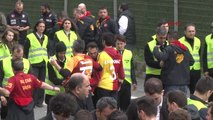Galatasaray Taraftarı Tt Stadyumu Önünde Toplanıyor