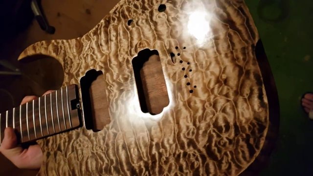 Hufschmid Guitars - Building up the coats of varnish !