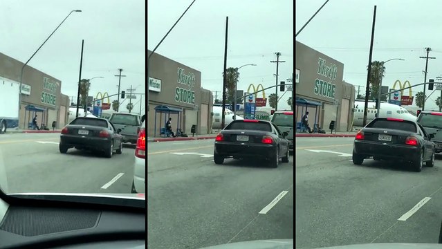Des automobilistes se retrouvent bloqués à un carrefour à cause d’un avion en plein centre ville