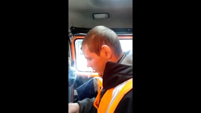 Ce russe fait un trick énorme avec sa cigarette... Fumée par les oreilles