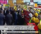 عمال شرق بورسعيد يلتقطون صورا تذكارية مع الرئيس ويرددون الهتافات المؤيدة