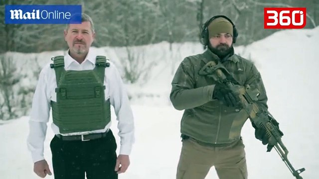 Pronari vendos të testojë vetë antiplumbin e fundit të prodhuar nga kompania e tij (360video)