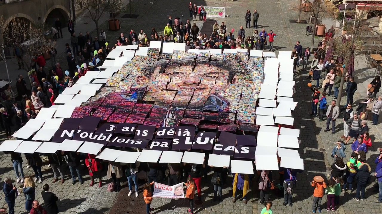 Bagnols-sur-Cèze : une mosaïque géante pour les trois ans de la disparition de Lucas Tronche