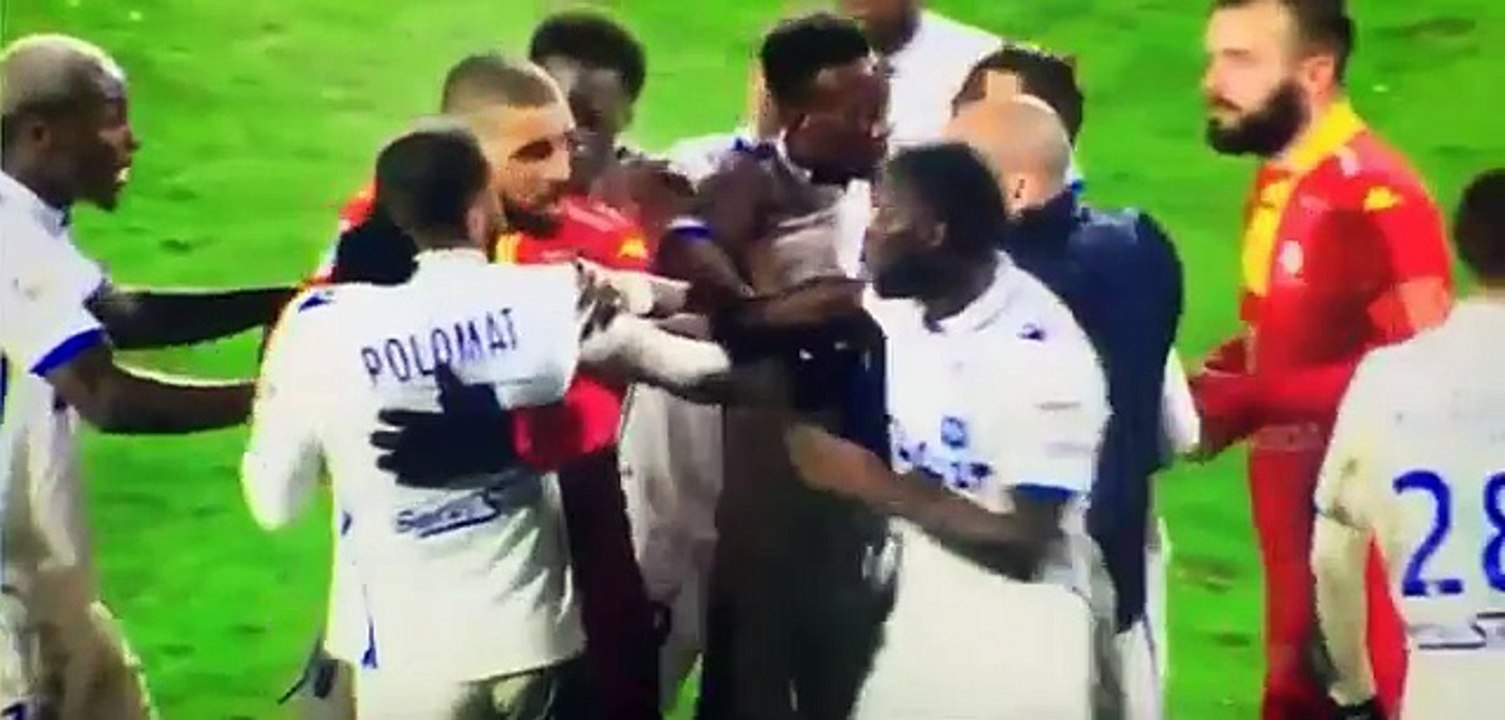 Insolite : Regardez ces deux joueurs de la même équipe qui se battent en plein match. Vouse serez sidérés !