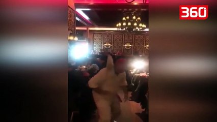 Shqiptari ngre në këmbë restorantin në Itali, klientët marrosen pas tij (360video)