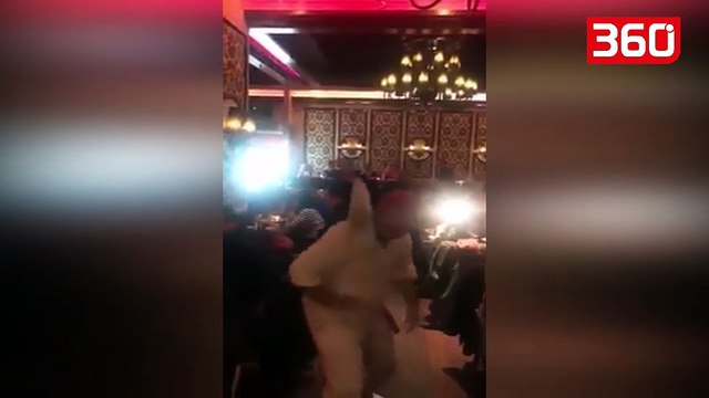 Shqiptari ngre në këmbë restorantin në Itali, klientët marrosen pas tij (360video)