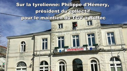 Les élus Charentais descendent de la mairie de Ruffec en tyrolienne