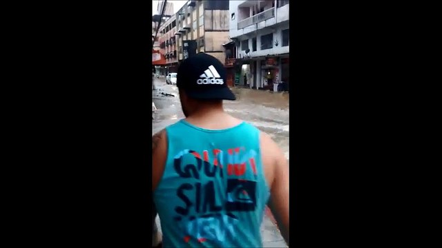 Chuva alaga ruas de Cariacica