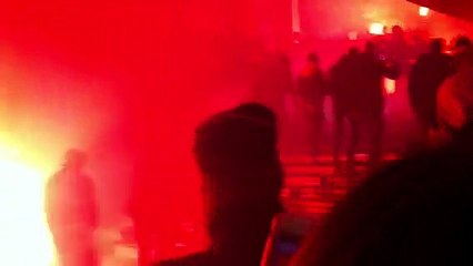 Les supporters du Standard allument un fumigène à la Gare Centrale