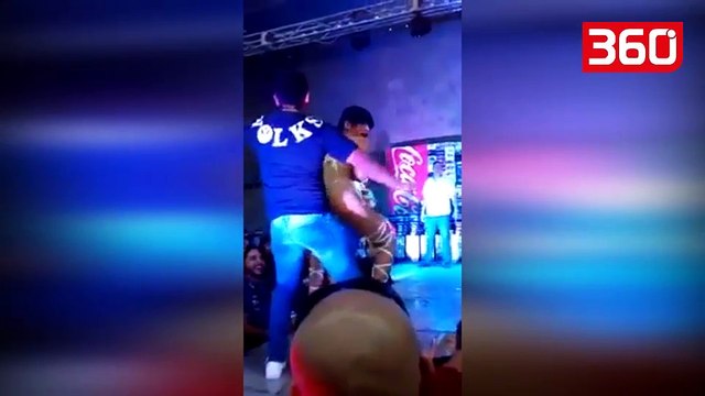 Po kërcente në skenë, ajo që ndodh më pas i shkrin të gjithë së qeshuri (360video)