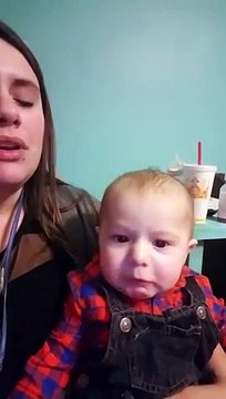 Ce bébé pleure dès que sa maman se met à chanter