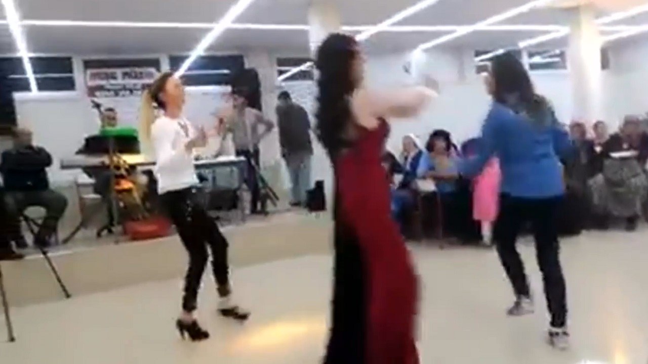 Kızlardan üçlü kaşık havası