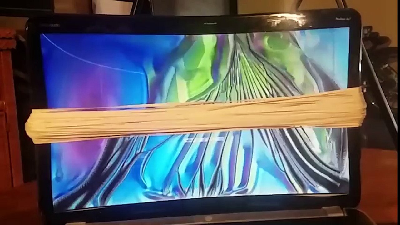 Ecran d'ordi portable écrasé par des élastiques !