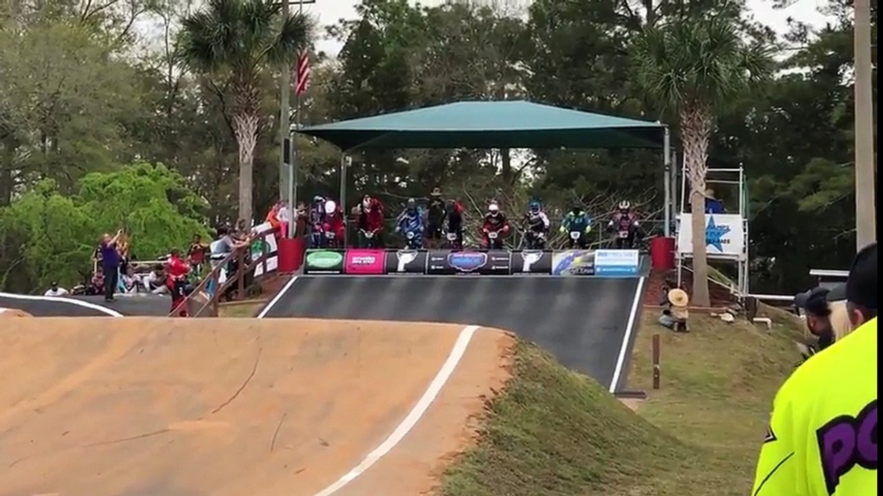 Chute au départ d'une course de BMX... tous les riders !