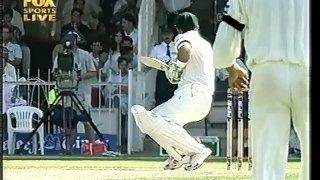 This makes Ricky Ponting The Bravest Batsman in Cricket History. Watch this how Quick Sir Ponting gets ready to face the Next Delivery after Being Hit