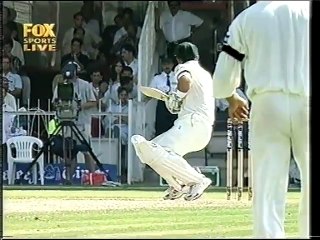 Descargar video: This makes Ricky Ponting The Bravest Batsman in Cricket History. Watch this how Quick Sir Ponting gets ready to face the Next Delivery after Being Hit