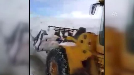 Hakkari'de 4 Metre Karda Yol Açma Çalışması