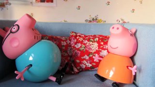 Peppa Pig y George se bañan con un tiburón de Sharks&Co | Vídeos de Peppa Pig para niños