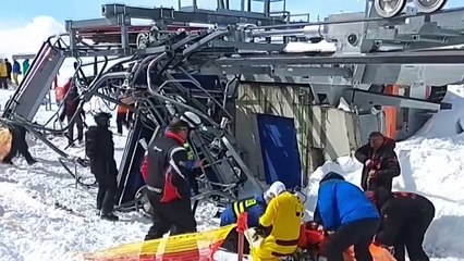 Взбесившийся подъемник Эвакуация туристов Адская Канатная дорога в Гудаури, Грузия 16 марта 2018 ося