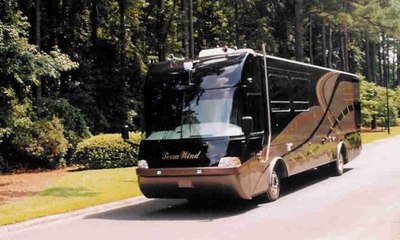 عربة متنقلة تسير على البر وفي الماء!