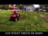 Kjo ndodh kur fëmijët mbesin vetëm me babin në shtëpi 