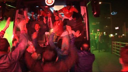 Derbi sonrası Galatasaray'a coşkulu karşılama