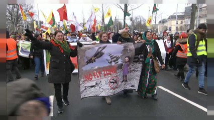 Tausende Kurden demonstrieren in Deutschland