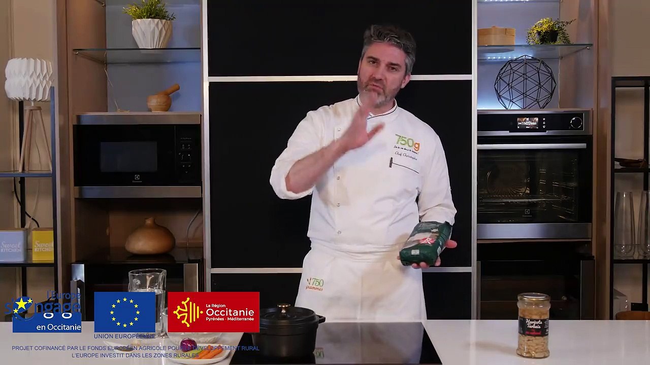 Chef Christophe travaille le haricot tarbais en 3 textures pour une entrée pleine de fraîcheur A l'approche de Pâques, il accompagne idéalement les recettes d