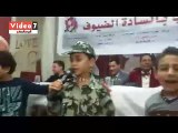 طفل بالزى العسكرى يغنى 