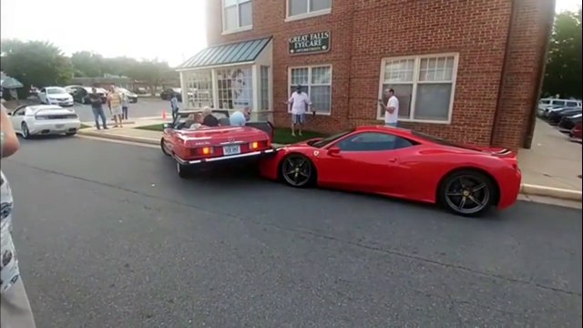 Une femme se mange une Ferrari en reculant... Oups