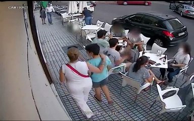 Un balcon s'écrase sur des gens assis à la terrasse d'un café
