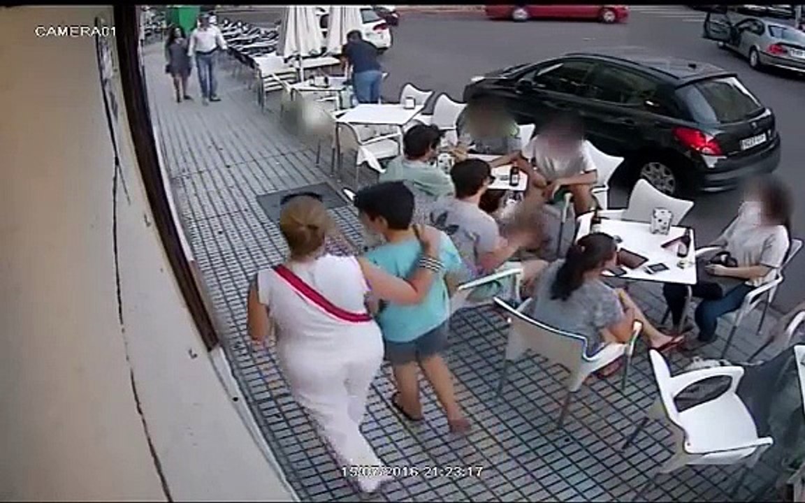 Un balcon s'écrase sur des gens assis à la terrasse d'un café