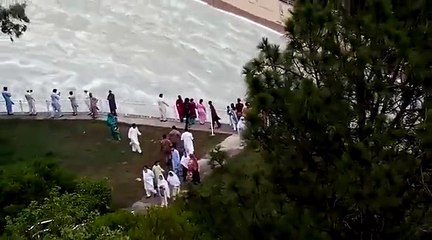 Cette chute d'eau surpuissante est hypnotisante