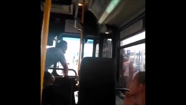 Un passager agressif crache au visage du chauffeur de bus et va le regretter