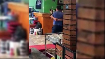 Vật lộn tung cả quán để tranh nhau trả tiền