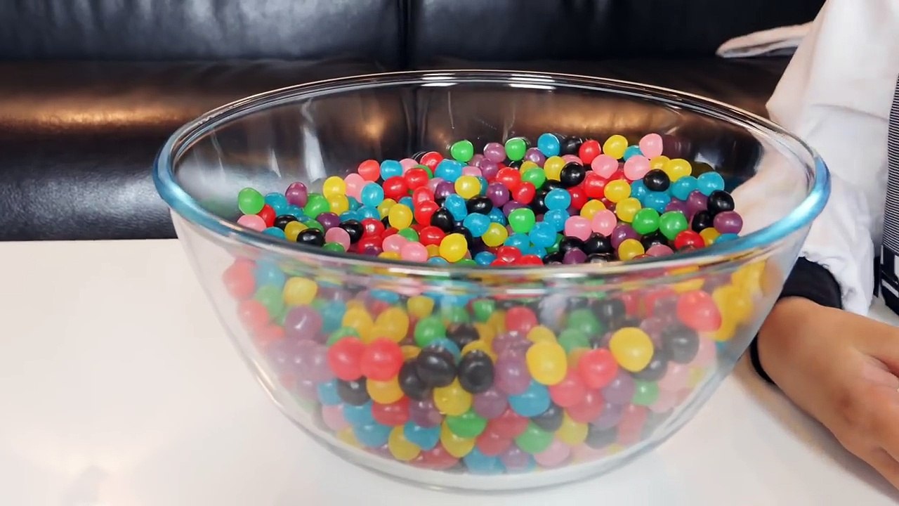 SWAN EST MALADE  - Il a mangé trop de bonbons !