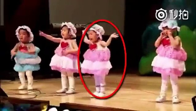 Lại 1 em bé buồn phát khóc nhưng vẫn phải hy sinh vì nghệ thuật ạ