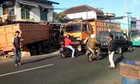 Diduga Mengantuk, Truk Tabrak Rumah & Mobil di Sukabumi